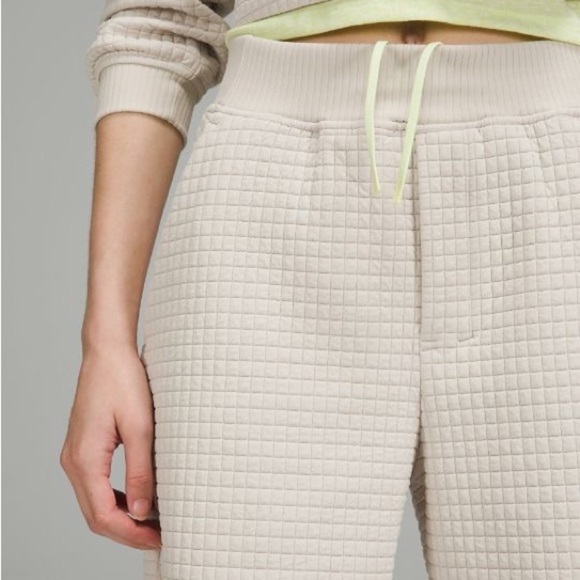 Lululemon lab Textured Grid High-Rise Short 5.5" Size 4
Color Muslin - Picture 6 of 10